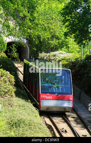 Floibanen Standseilbahn trainieren am steilen Hang zum Berg Floyen in Bergen, Hordaland, Norwegen, Skandinavien Stockfoto