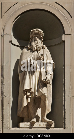 Statue von Leonardo da Vinci, unterzeichnet von Luigi Pampaloni, Serie von den "großen Florentiner", Piazzale Degli Uffizi, Florenz, Italien Stockfoto