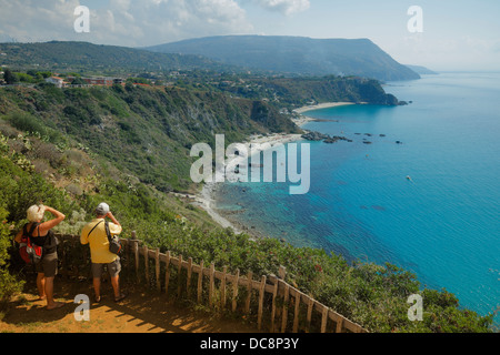 Touristen bewundern die Landschaft, Capo Vaticano, Kalabrien Stockfoto