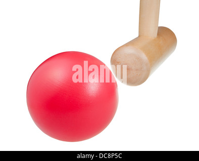 Kollision mit roten Ball durch Holzhammer in Krocket Spiel schließen sich isoliert auf weißem Hintergrund Stockfoto