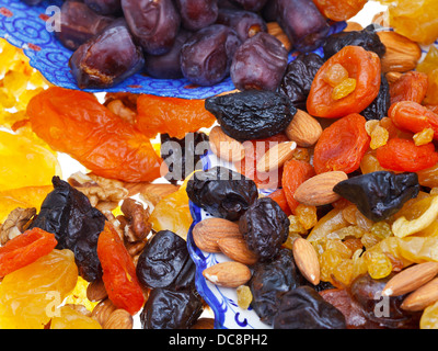 viele süße Trockenfrüchte und Nüssen auf Platte hautnah Stockfoto