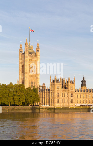 Der Victoria Tower auf die Häuser des Parlaments in Westminster mit Anschluß-Markierungsfahne im frühen Morgenlicht, London, England Stockfoto