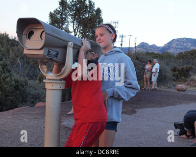 Kinder verwenden Sie Viewer zu vergrößerten Blick auf die Landschaft von Flughafen Vista Aussichtspunkt in Sedona, Arizona, USA Stockfoto