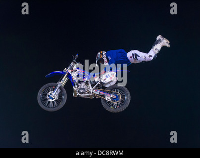 Nicht identifizierte Fahrer geben FMX Motocross Demonstration im Rahmen des Reno Rodeo statt einem Professional Rodeo in Reno, Nevada Stockfoto