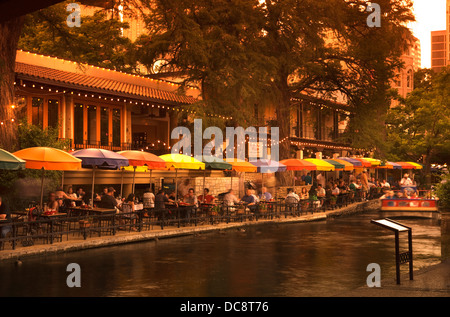 OUTDOOR-CAFÉS RESTAURANTS FLUSS ZU FUß DIE INNENSTADT VON SAN ANTONIO TEXAS USA Stockfoto