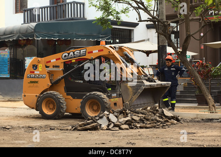 Der Kompaktlader Radlader, den Fall SR220 verwendet wird, um Larco Avenue in Lima, Peru zu erneuern Stockfoto