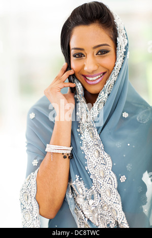 schöne junge indische Frau in traditioneller Kleidung sprechen auf Handy Stockfoto