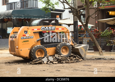 Der Kompaktlader Radlader, den Fall SR220 verwendet wird, um Larco Avenue in Lima, Peru zu erneuern Stockfoto