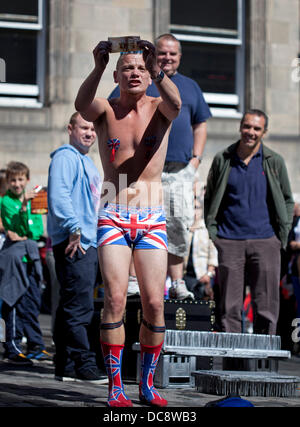 Edinburgh, Schottland. 12. August 2013.  Franse Street Performer "Stacheligen Willen" Publikum beinhaltet vor demonstrieren die Spende, die er erhalten möchte, Royal Mile Stockfoto