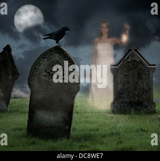 Frau mit Laterne spukt Friedhof an Halloween Stockfoto