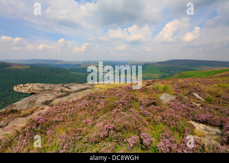 Bamford Edge und Ladybower Vorratsbehälter, Derbyshire, Peak District National Park, England, UK. Stockfoto