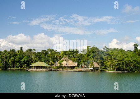 Guatemala, Rio Dulce Nationalpark. Rio Dulce läuft vom karibischen Meer landeinwärts bis Lake Izabal. Typische Ansicht am Flussufer. Stockfoto