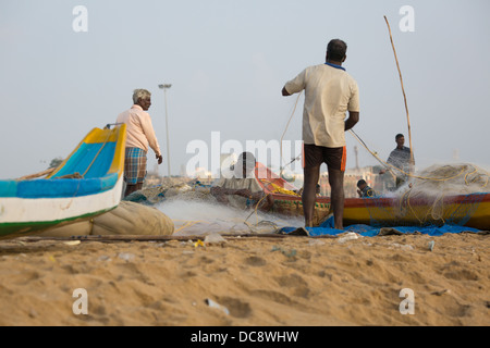 CHENAI, Indien - Februar 10: Indische Fischer auf der Marina-Strand am Morgen Stockfoto