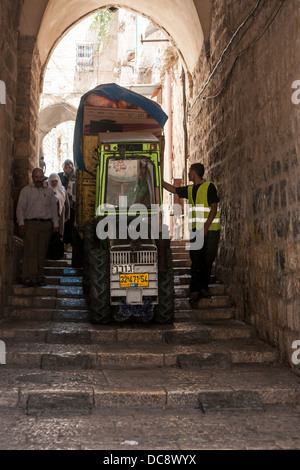 Jerusalem, Israel. Müll sammeln Mini-Traktor fährt hinunter Treppe in den engen Gassen der Altstadt Stockfoto