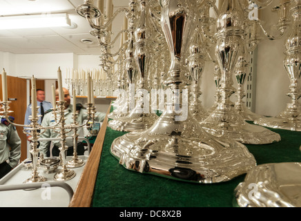 Offiziere der israelischen Armee sehen Sie die silberne Sammlung von der britischen Armee Verteidigungsakademie in Shrivenham, Vereinigtes Königreich Stockfoto