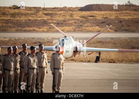 Hazerim AFB, Israel. Flug-Kadetten auf Parade mit ein altes "Fouga Magister" ("Tzukit") Trainingsflugzeug im Vordergrund stehen. Stockfoto