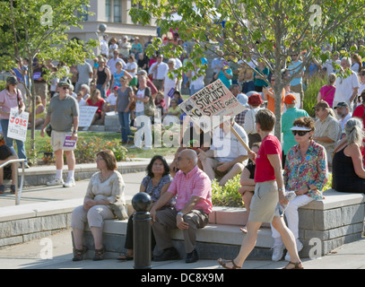 Masse der Demonstranten mit Zeichen Republican North Carolina Politik bei der moralischen Montag-Rallye in der Innenstadt von Asheville, nicht protestieren Stockfoto