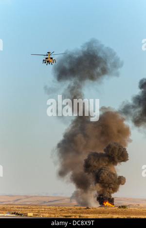 Israel. Ein Kampfhubschrauber AH-64 Apache Longbow ("Seraph") während Air assault Training. zerstört, Ziel Verbrennungen im Hintergrund. Stockfoto