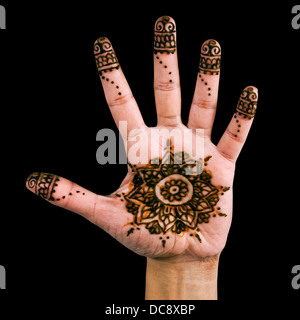 Henna-Design auf der Handfläche der Hand - isoliert in schwarz Stockfoto