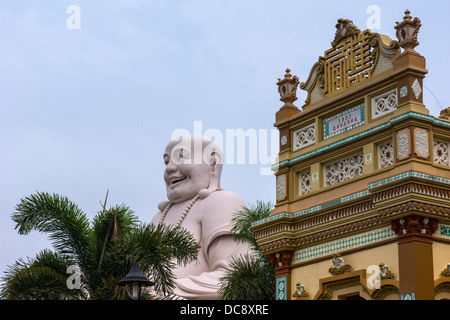 Buddha-Kopf kombiniert mit Top-Vinh Trang Pagode, Vietnam. Stockfoto