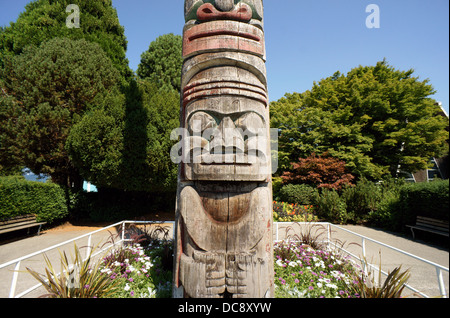 Nahaufnahme des Centennial Totem Pole, geschnitzt von Mungo Martin im Hadden Park, Vancouver, BC, Kanada Stockfoto