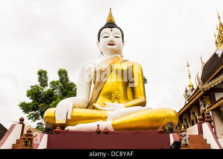 große Buddha-Statue im Goldenen Dreieck im Ubosot Wat Raja Mo Thian, Chiangmai Thailand Stockfoto