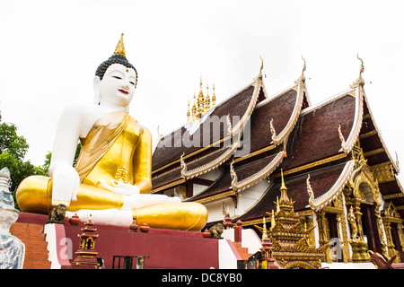 große Buddha-Statue im Goldenen Dreieck im Ubosot Wat Raja Mo Thian, Chiangmai Thailand Stockfoto