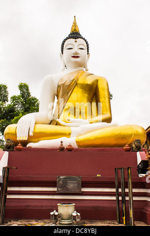 große Buddha-Statue im Goldenen Dreieck im Ubosot Wat Raja Mo Thian, Chiangmai Thailand Stockfoto