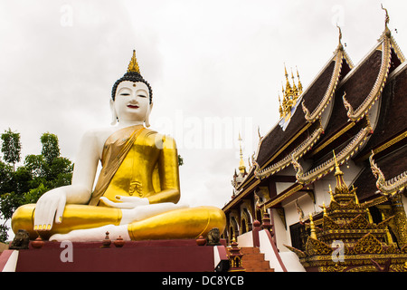 große Buddha-Statue im Goldenen Dreieck im Ubosot Wat Raja Mo Thian, Chiangmai Thailand Stockfoto