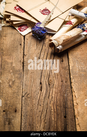 Alten Rollen Papier und blauer Tinte in das Tintenfass als Vintage-Hintergrund Stockfoto