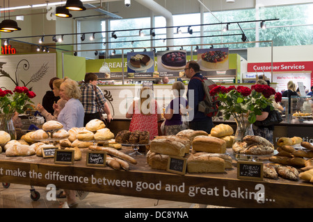 Bäckerei - überarbeitete Tesco Extra Hypermarkt - Watford - Hertfordshire Stockfoto