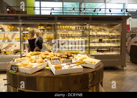 Bäckerei - überarbeitete Tesco Extra Hypermarkt - Watford - Hertfordshire Stockfoto