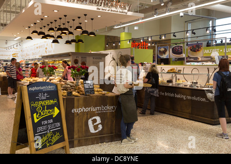 Bäckerei - überarbeitete Tesco Extra Hypermarkt - Watford - Hertfordshire Stockfoto