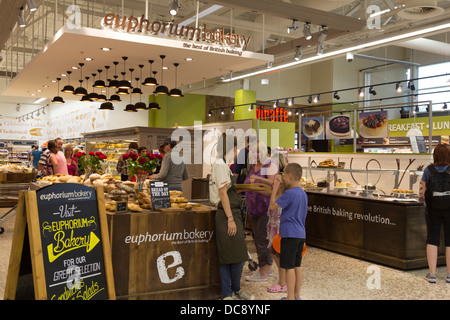 Bäckerei - überarbeitete Tesco Extra Hypermarkt - Watford - Hertfordshire Stockfoto