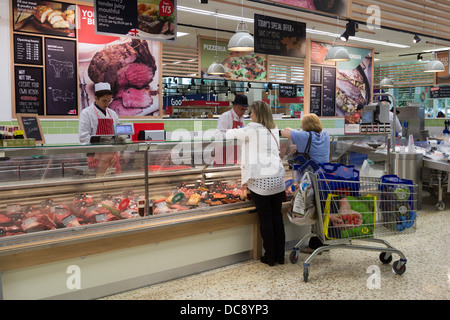 Fleischtheke - überarbeitete Tesco Extra Hypermarkt - Watford - Hertfordshire Stockfoto