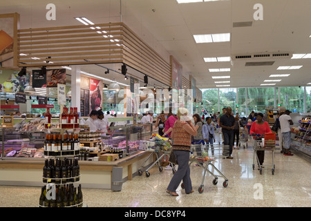 Käsetheke - überarbeitete Tesco Extra Hypermarkt - Watford - Hertfordshire Stockfoto