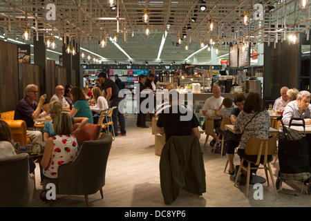 Harris & Hoole Coffee-Shop - überarbeitete Tesco Extra Hypermarkt - Watford - Hertfordshire Stockfoto