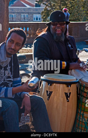 Männliche Schlagzeuger und Zuschauer im Meridian Hill Park in Washington, DC. Stockfoto