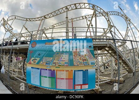 Brooklyn, New York, USA. 10. August 2013. Auf Coney Island ein großes Plakat mit Karte von Luna Park reitet und Spiele aufgeführt, auf Zaun Steeplechase Spuren. 180 Grad fisheye-Objektiv auf. Stockfoto