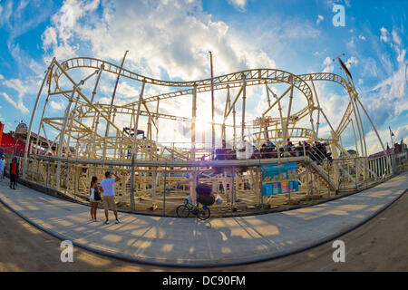 Brooklyn, New York, USA. 10. August 2013. Berühmten Vergnügungspark Coney Island Steeplechase verfolgt im Luna Park. 180 Grad fisheye-Objektiv auf. Stockfoto