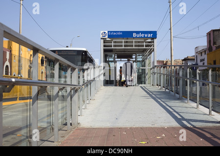 Bulevar Stopp der neuen öffentlichen Nahverkehrs Metropolitano auf Miguel Grau Avenue im Stadtteil Barranco in Lima Stockfoto