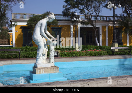 Die Statue der Danaide mit einer Taube in den Brunnen der Parque Municipal im Bezirk Barranco, Lima, Peru Stockfoto