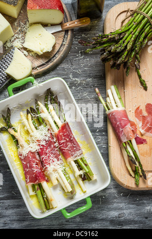 Vorbereitungen für den Bräter mit Spargel und Käse Stockfoto