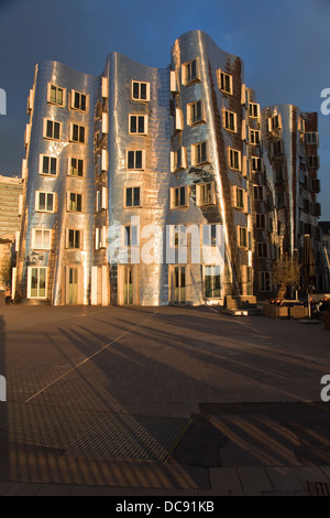 Europa, Deutschland, Nordrhein-Westfalen, Düsseldorf, Medienhafen, Neuer Zollhof, Gehry-Bauten, Gebäude B Stockfoto