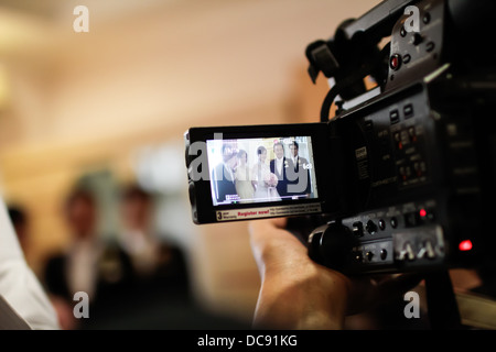 Video-Kamera Aufnahme einer Hochzeitszeremonie im Haus der Braut. Stockfoto