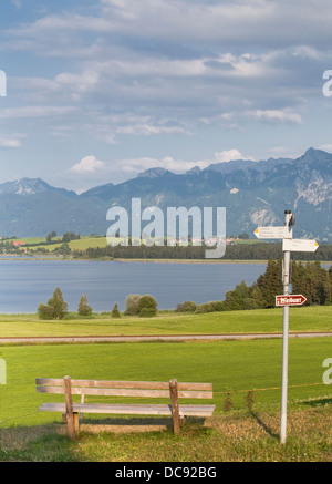 Europa, Deutschland, Bayern, Ostallgäu, Hopferau, Blick auf den Hopfensee mit Hopfen am See und die Alpen im Hintergrund Stockfoto