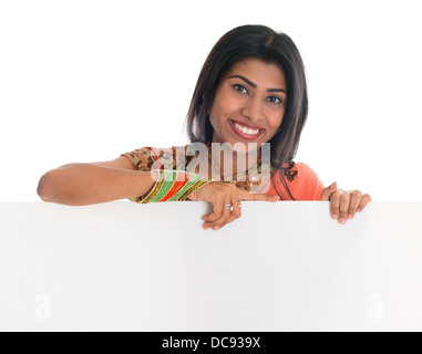 Traditionelle indische Frau im Sari, die leere Plakatwand. Porträt der attraktive junge asiatische Frau Modell auf weißem Hintergrund. Stockfoto