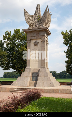 Denkmal für das Treffen der Alliierten, sowjetische und amerikanische Truppen im Jahre 1945, Torgau, Sachsen, Deutschland Stockfoto