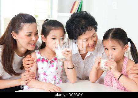 Milch zu trinken. Glücklich Multi Generationen asiatischen Familie zu Hause. Schöne Großmutter, Mutter und Enkelinnen, medizinisches Konzept. Stockfoto