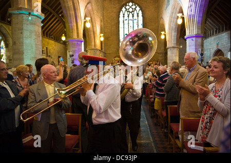 Brecon Jazz Festival 2013. Jährliche Jazz Gottesdienst in Brecon Kathedrale mit der unnachgiebig New Orleans Jazz Brass Band Stockfoto